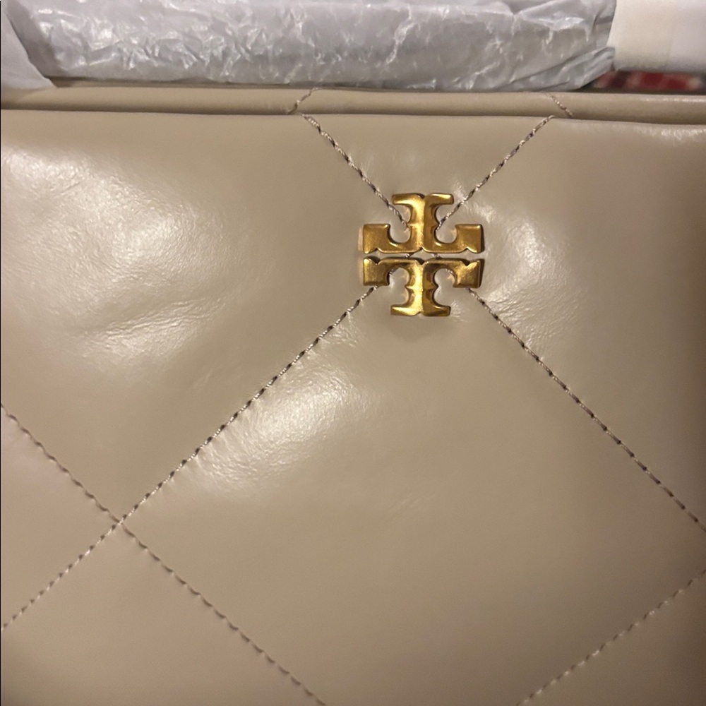 🔥🔥Tory Burch Kira Quilted Shoulder Bag in Light stone - Picture 3 of 11